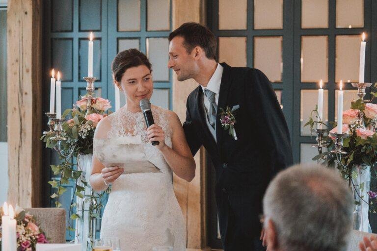 Web-71 Braut spricht lachend ins Mikrofon – Hochzeitsfeier Bernadette & André