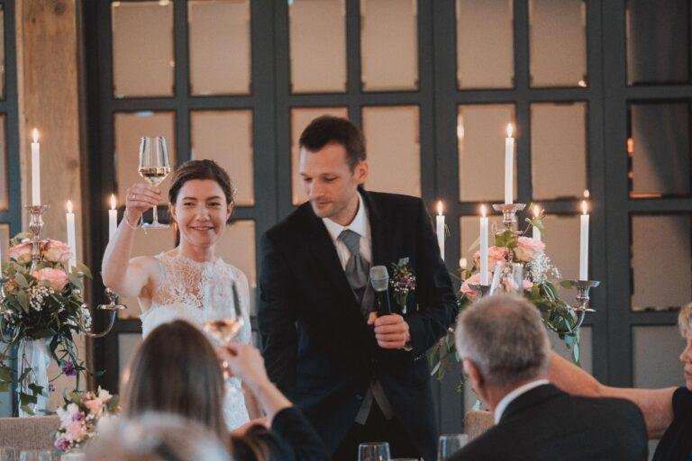 Web-73 Brautpaar hält eine Rede am Tisch mit Kerzen – Hochzeitsfeier Bernadette & André