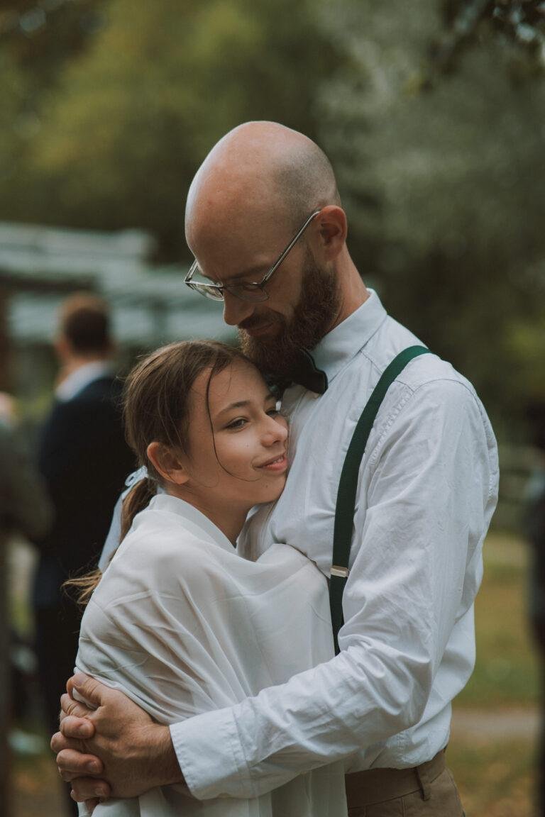 Web-76 Braut wird herzlich von einem Gast umarmt – Standesamt Renée & Patrick