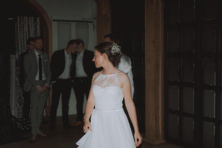 Web-79 Braut tanzt im weißen Kleid im Saal – Hochzeitsfeier Bernadette & André