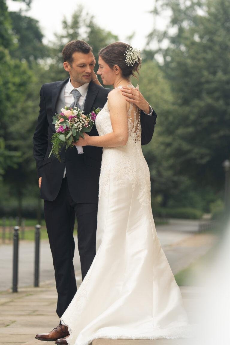 Web-8 Brautpaar umarmt sich im Grünen – Hochzeitsfotografie von SNDR Photos