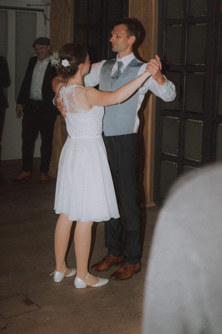 Web-84 Braut im kurzen Kleid tanzt mit dem Bräutigam – Hochzeitsfeier Bernadette & André