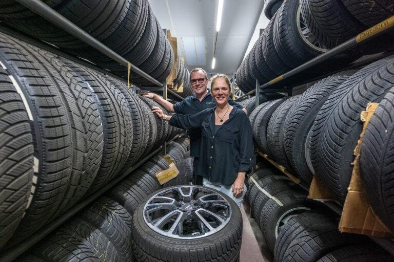 Zwei Mitarbeiter zwischen hohen Reifenregalen – Business-Fotografie SNDR Photos Münster