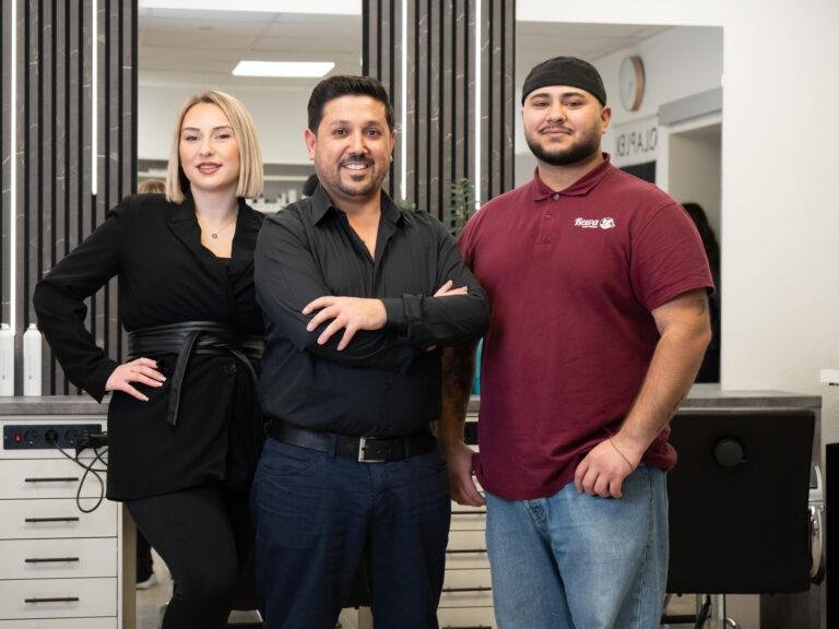 Team eines Barbershops posiert im Salon – Business-Fotografie SNDR Photos Münster