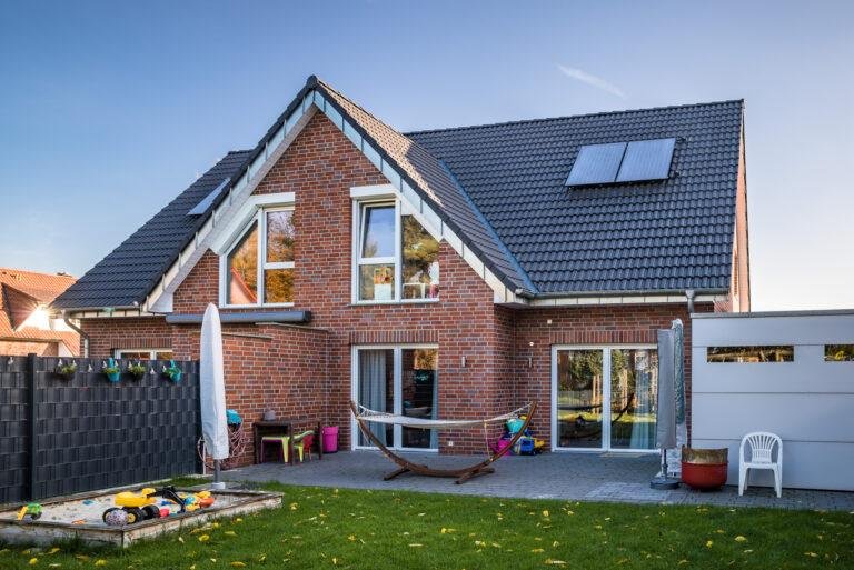 Modernes Backsteinhaus mit Solaranlage und Rasen – Business-Fotografie SNDR Photos Münster