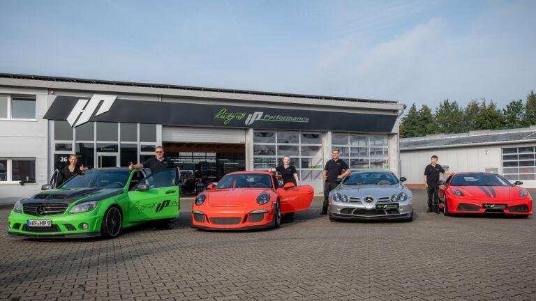 Bunte Sportwagen vor einem Autohaus – Business-Fotografie SNDR Photos Münster