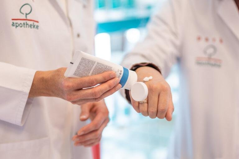 Apothekerinnen reichen ein Medikament weiter, Nahaufnahme – Business-Fotografie SNDR Photos Münster