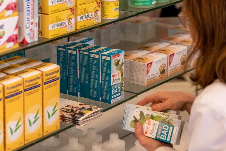 Apothekerin sortiert Produkte im Regal – Business-Fotografie SNDR Photos Münster