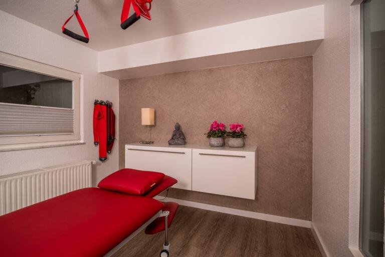 Behandlungsraum mit roter Liege – Business-Fotografie SNDR Photos Münster