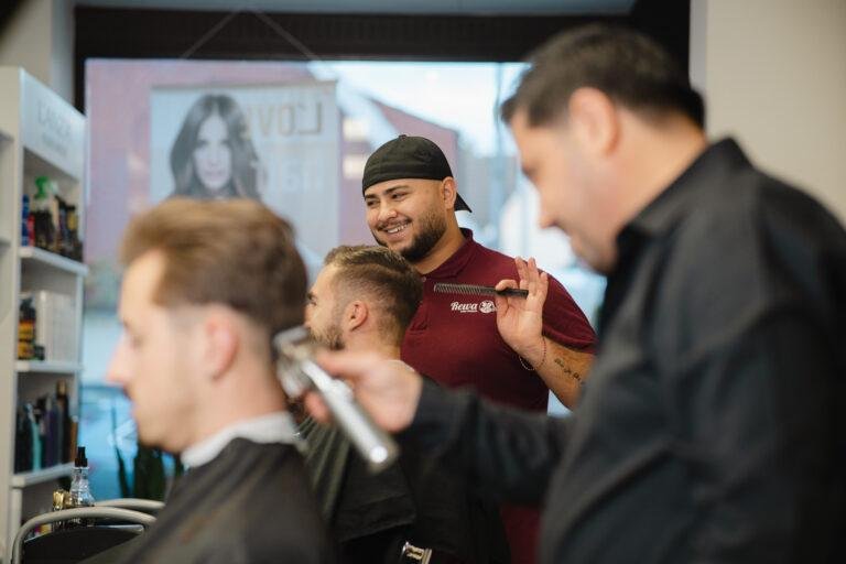 Friseure schneiden Kunden die Haare im Barbershop – Business-Fotografie SNDR Photos Münster