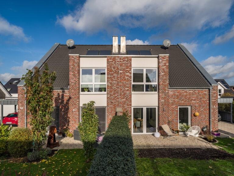 Rückansicht eines modernen Backsteinhauses mit Garten – Business-Fotografie SNDR Photos Münster