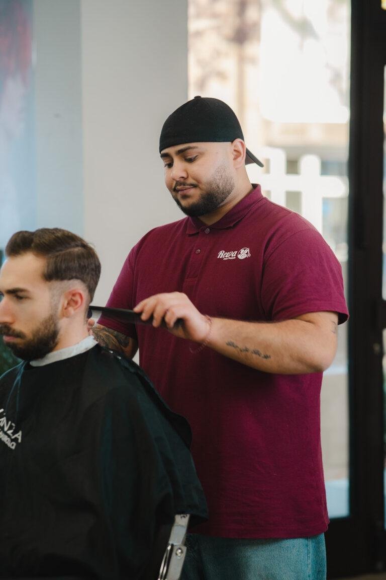Barbier stylt einem Kunden die Haare – Business-Fotografie SNDR Photos Münster