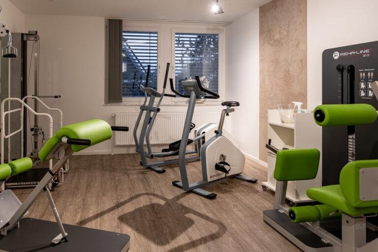 Trainingsraum mit Therapiegeräten – Business-Fotografie SNDR Photos Münster