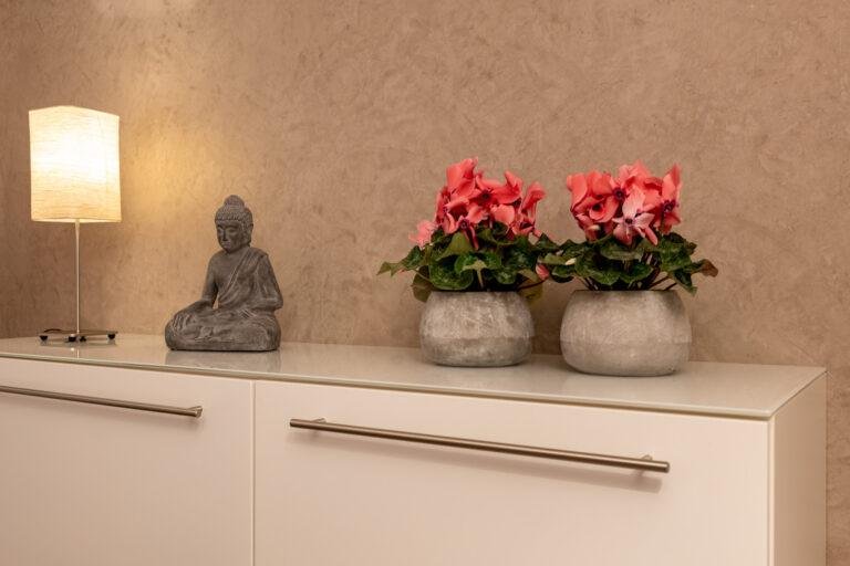 Empfangsbereich mit Blumen und Buddha-Figur – Business-Fotografie SNDR Photos Münster