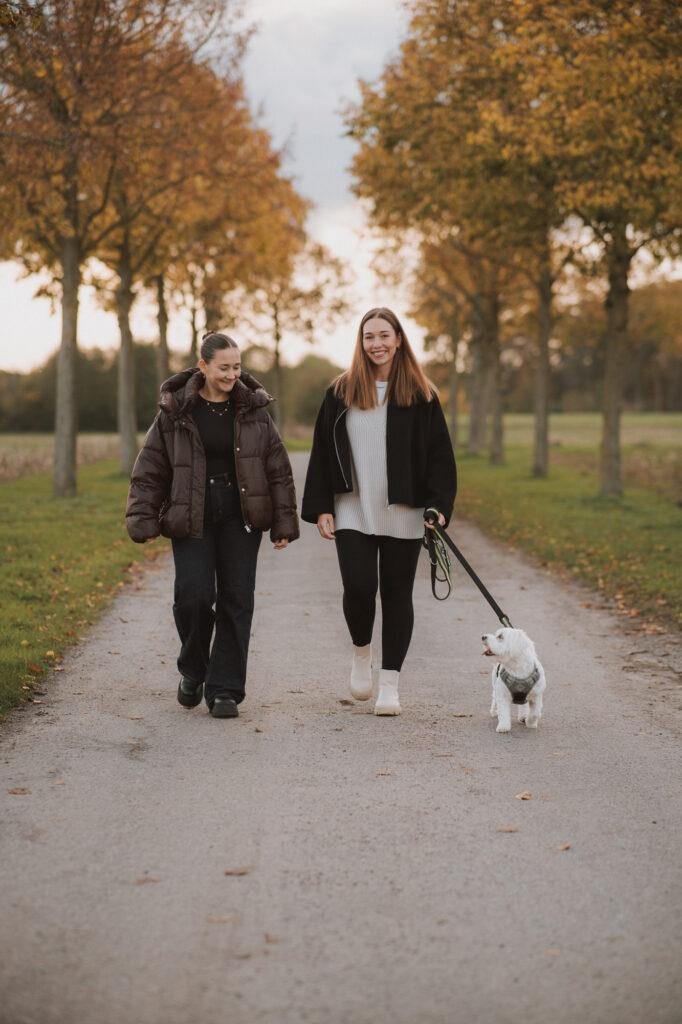 Hundefotograf in Münster begleitet Hund und Halter bei einem entspannten Spaziergang am Aasee