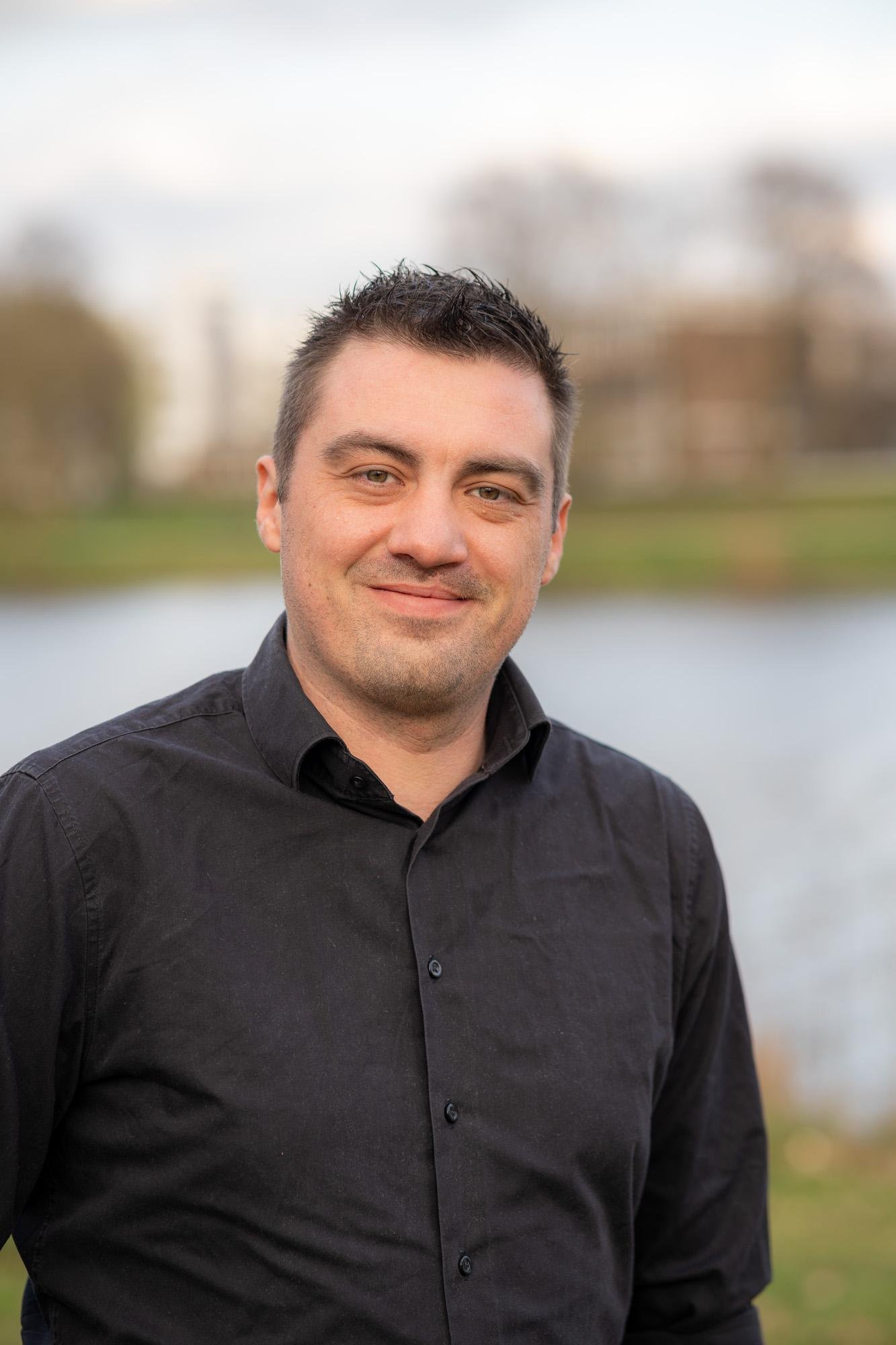 Nahes Gesicht mit direktem Blick fürs Hauptfoto